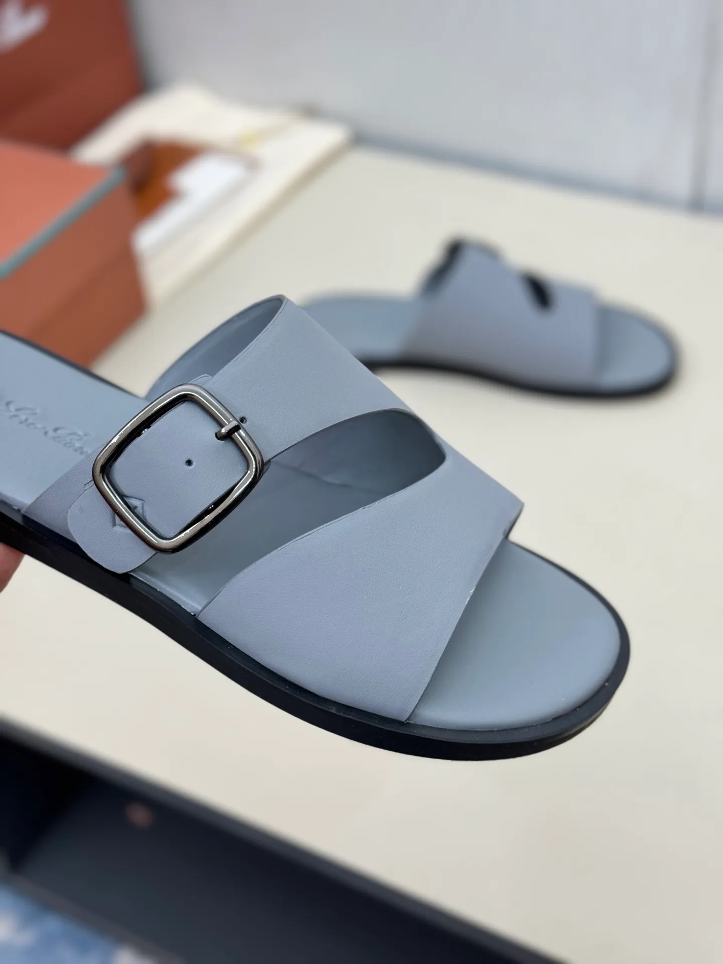 👟👟Ex-factory price 480👟👟 LP Loro Piana*👉Top genuine high-end early spring model👉Buy the original 1:1 copy💯💯💯 Founded the existing Loro Piana company on April 24, 1924. It is now the sixth generation of family business, providing high-quality products to customers who are discerning about taste and quality. ❤️Imported silk calfskin fabric, imported grade A sweat-absorbent and breathable lining 💯💯💯 Purely handmade 💯Authentic packaging Original one-to-one molded outsole The favorite sandals of Middle Eastern tycoons Code number: 38-46 (38, 45, 46 customized)